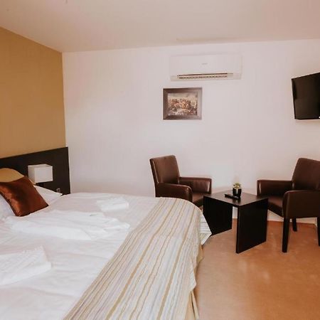 Hotel Bonaparte Кошице Екстериор снимка